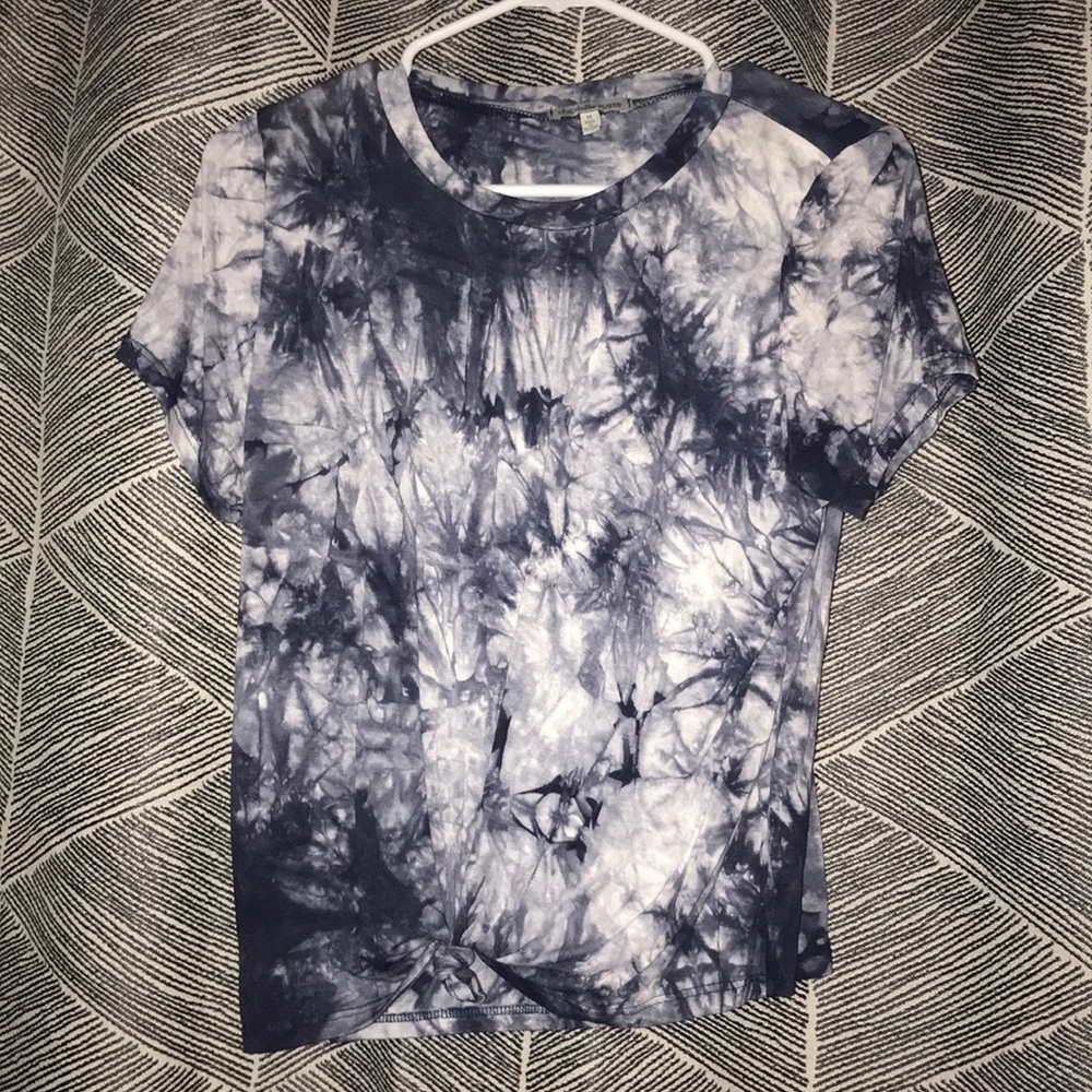 CharlotteRusse Short Blue/White Tye-dye Knot Shirt
